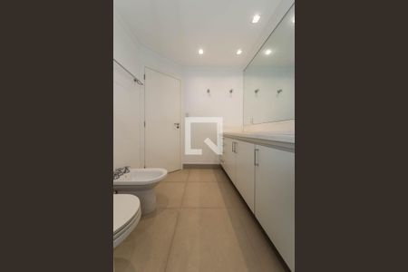 Apartamento à venda com 200m², 4 quartos e 3 vagas Apartamento à venda com 200m², 4 quartos e 3 vagasBanheiro da Suíte 1