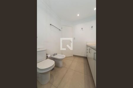 Apartamento à venda com 200m², 4 quartos e 3 vagas Apartamento à venda com 200m², 4 quartos e 3 vagasBanheiro da Suíte 1