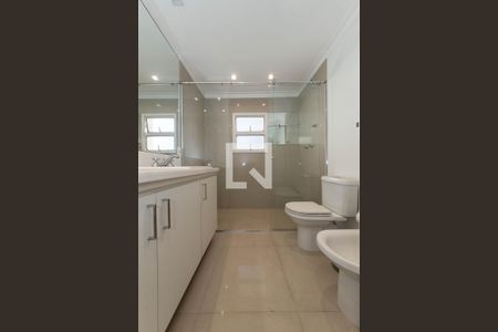 Apartamento à venda com 200m², 4 quartos e 3 vagas Apartamento à venda com 200m², 4 quartos e 3 vagasBanheiro da Suíte 1