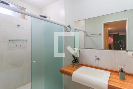 Casa para alugar com 690m², 4 quartos e 8 vagasBanheiro 2