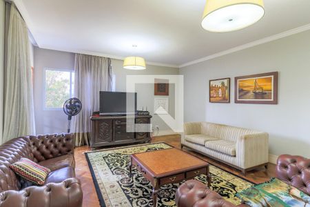 Casa para alugar com 690m², 4 quartos e 8 vagasSala de TV