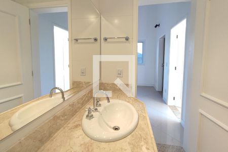 Casa de condomínio à venda com 360m², 5 quartos e 2 vagas Casa de condomínio à venda com 360m², 5 quartos e 2 vagasBanheiro Social