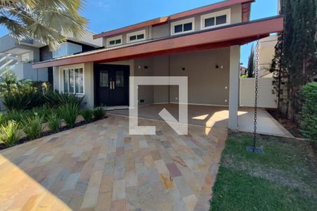 Casa de condomínio à venda com 360m², 5 quartos e 2 vagas Casa de condomínio à venda com 360m², 5 quartos e 2 vagasFachada