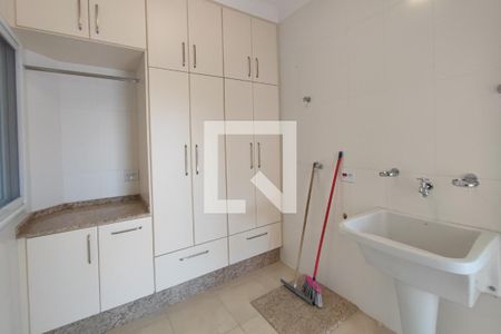 Casa de condomínio à venda com 360m², 5 quartos e 2 vagas Casa de condomínio à venda com 360m², 5 quartos e 2 vagasÁrea de Serviço