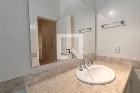 Casa de condomínio à venda com 360m², 5 quartos e 2 vagas Casa de condomínio à venda com 360m², 5 quartos e 2 vagasBanheiro Suíte 3