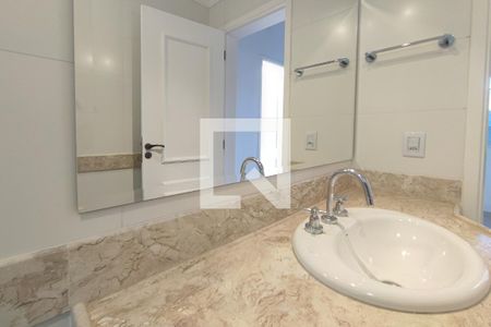 Casa de condomínio à venda com 360m², 5 quartos e 2 vagas Casa de condomínio à venda com 360m², 5 quartos e 2 vagasBanheiro Social