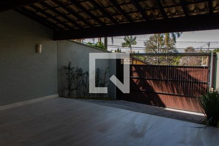 Casa de condomínio à venda com 293m², 3 quartos e 4 vagas Casa de condomínio à venda com 293m², 3 quartos e 4 vagasÁREA EXTERNA FRENTE