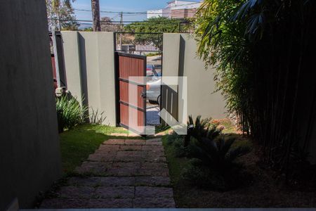 Casa de condomínio à venda com 293m², 3 quartos e 4 vagas Casa de condomínio à venda com 293m², 3 quartos e 4 vagasÁREA EXTERNA FRENTE
