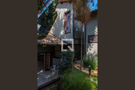 Casa de condomínio à venda com 293m², 3 quartos e 4 vagas Casa de condomínio à venda com 293m², 3 quartos e 4 vagasÁREA EXTERNA FUNDOS