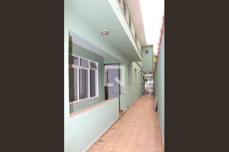 Casa à venda com 164m², 4 quartos e 4 vagasCorredor lateral acesso à cozinha