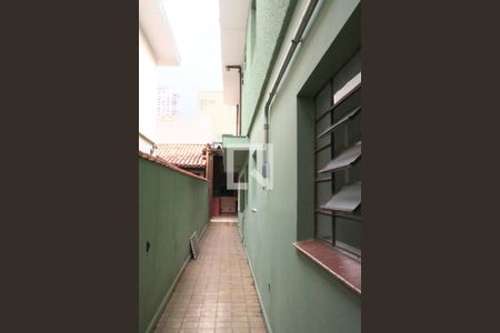 Casa à venda com 164m², 4 quartos e 4 vagasCorredor lateral de acesso à área gourmet