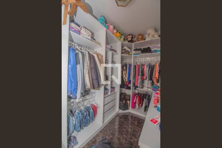 Casa à venda com 191m², 4 quartos e 2 vagas Casa à venda com 191m², 4 quartos e 2 vagasCloset Quarto