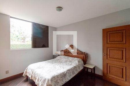 Casa à venda com 1000m², 6 quartos e 9 vagas Casa à venda com 1000m², 6 quartos e 9 vagasSemi suíte 3