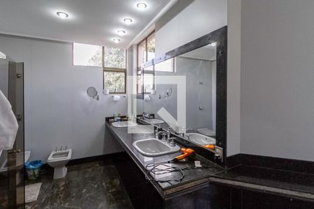 Casa à venda com 1000m², 6 quartos e 9 vagas Casa à venda com 1000m², 6 quartos e 9 vagasBanheiro da suíte master