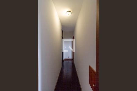 Casa à venda com 1000m², 6 quartos e 9 vagas Casa à venda com 1000m², 6 quartos e 9 vagasCorredor