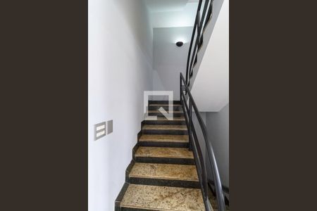 Casa à venda com 1000m², 6 quartos e 9 vagas Casa à venda com 1000m², 6 quartos e 9 vagasEscada