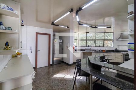 Casa à venda com 1000m², 6 quartos e 9 vagas Casa à venda com 1000m², 6 quartos e 9 vagasCozinha