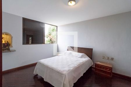 Casa à venda com 1000m², 6 quartos e 9 vagas Casa à venda com 1000m², 6 quartos e 9 vagasSuíte master