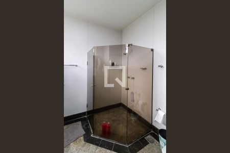 Casa à venda com 1000m², 6 quartos e 9 vagas Casa à venda com 1000m², 6 quartos e 9 vagasBanheiro das semi suíte 3 e 4