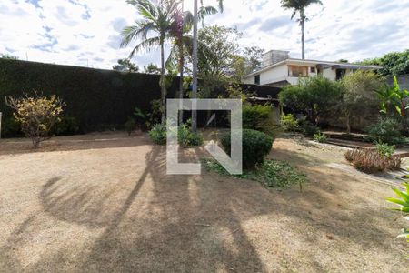 Casa à venda com 1000m², 6 quartos e 9 vagas Casa à venda com 1000m², 6 quartos e 9 vagasQuintal