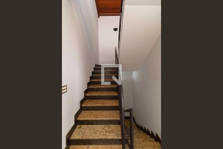 Casa à venda com 1000m², 6 quartos e 9 vagas Casa à venda com 1000m², 6 quartos e 9 vagasEscada