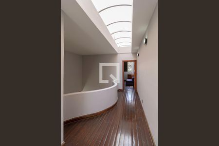 Casa à venda com 1000m², 6 quartos e 9 vagas Casa à venda com 1000m², 6 quartos e 9 vagasCorredor