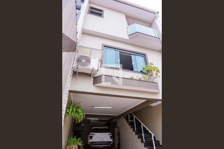 Casa à venda com 180m², 3 quartos e 5 vagas Casa à venda com 180m², 3 quartos e 5 vagasFachada