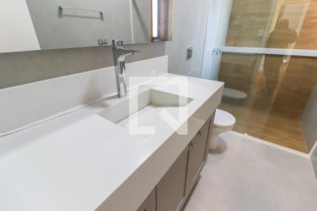 Casa de condomínio à venda com 370m², 4 quartos e 3 vagas Casa de condomínio à venda com 370m², 4 quartos e 3 vagasBanheiro