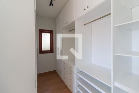 Casa de condomínio à venda com 370m², 4 quartos e 3 vagas Casa de condomínio à venda com 370m², 4 quartos e 3 vagasSuíte 2