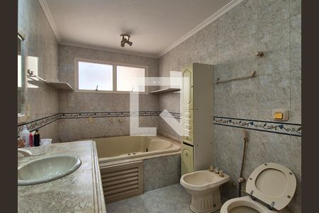 Casa à venda com 650m², 3 quartos e 10 vagasBanheiro da Suíte 2