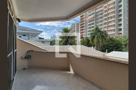 Casa à venda com 650m², 3 quartos e 10 vagasSuíte 2 - varanda