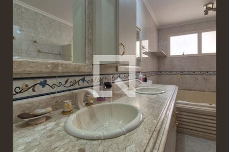 Casa à venda com 650m², 3 quartos e 10 vagasBanheiro da Suíte 2