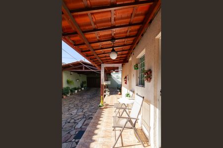 Casa à venda com 266m², 3 quartos e 6 vagas Casa à venda com 266m², 3 quartos e 6 vagasVaranda
