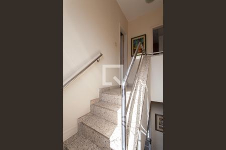 Casa à venda com 266m², 3 quartos e 6 vagas Casa à venda com 266m², 3 quartos e 6 vagasEscada
