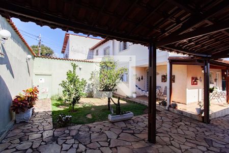 Casa à venda com 266m², 3 quartos e 6 vagas Casa à venda com 266m², 3 quartos e 6 vagasJardim - Pomar