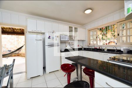 Casa à venda com 670m², 8 quartos e 8 vagas Casa à venda com 670m², 8 quartos e 8 vagasCozinha