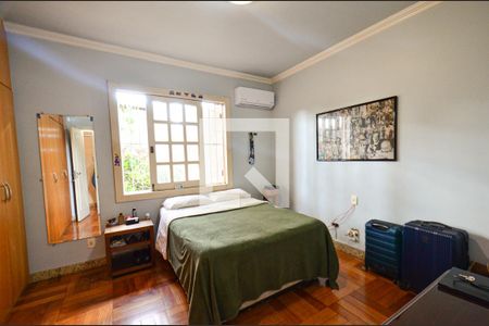 Casa à venda com 670m², 8 quartos e 8 vagas Casa à venda com 670m², 8 quartos e 8 vagasQuarto1