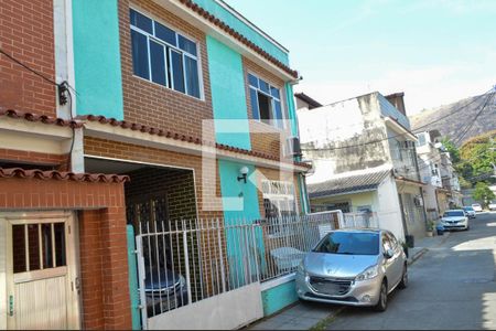 Casa de condomínio à venda com 174m², 3 quartos e 1 vaga Casa de condomínio à venda com 174m², 3 quartos e 1 vagaFachada