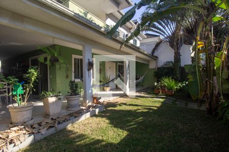 Casa de condomínio à venda com 200m², 4 quartos e 4 vagas Casa de condomínio à venda com 200m², 4 quartos e 4 vagasQuintal