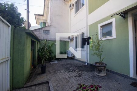 Casa de condomínio à venda com 200m², 4 quartos e 4 vagas Casa de condomínio à venda com 200m², 4 quartos e 4 vagasQuintal