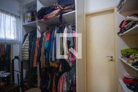Casa de condomínio à venda com 200m², 4 quartos e 4 vagas Casa de condomínio à venda com 200m², 4 quartos e 4 vagasCloset da Suíte