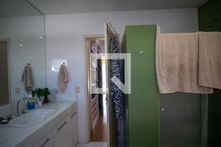 Casa de condomínio à venda com 200m², 4 quartos e 4 vagas Casa de condomínio à venda com 200m², 4 quartos e 4 vagasBanheiro da Suíte