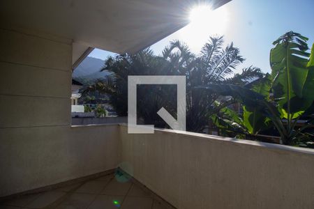 Casa de condomínio à venda com 200m², 4 quartos e 4 vagas Casa de condomínio à venda com 200m², 4 quartos e 4 vagasSacada da Suíte