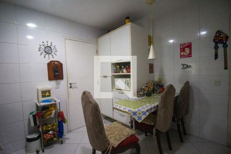 Casa de condomínio à venda com 200m², 4 quartos e 4 vagas Casa de condomínio à venda com 200m², 4 quartos e 4 vagasCozinha