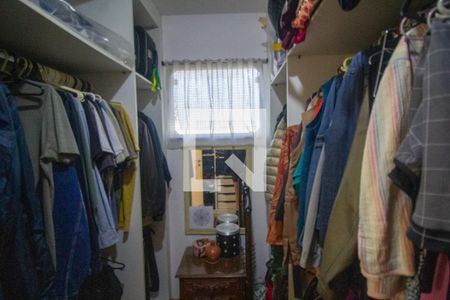 Casa de condomínio à venda com 200m², 4 quartos e 4 vagas Casa de condomínio à venda com 200m², 4 quartos e 4 vagasCloset da Suíte