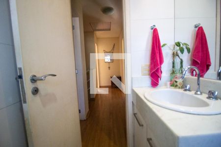 Casa de condomínio à venda com 200m², 4 quartos e 4 vagas Casa de condomínio à venda com 200m², 4 quartos e 4 vagasBanheiro Social