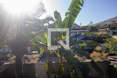 Casa de condomínio à venda com 200m², 4 quartos e 4 vagas Casa de condomínio à venda com 200m², 4 quartos e 4 vagasVista da Sacada da Suíte