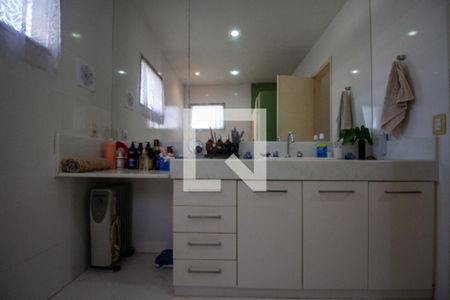 Casa de condomínio à venda com 200m², 4 quartos e 4 vagas Casa de condomínio à venda com 200m², 4 quartos e 4 vagasBanheiro da Suíte