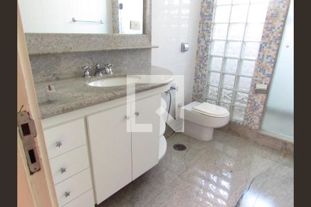 Casa à venda com 700m², 4 quartos e 6 vagasBanheiro da Suíte 3