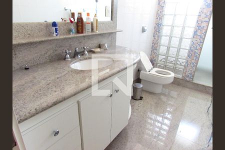 Casa à venda com 700m², 4 quartos e 6 vagasBanheiro da Suíte 2